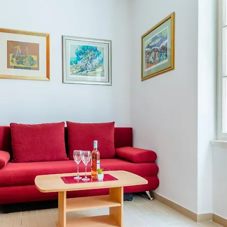 Ruby Apartment *